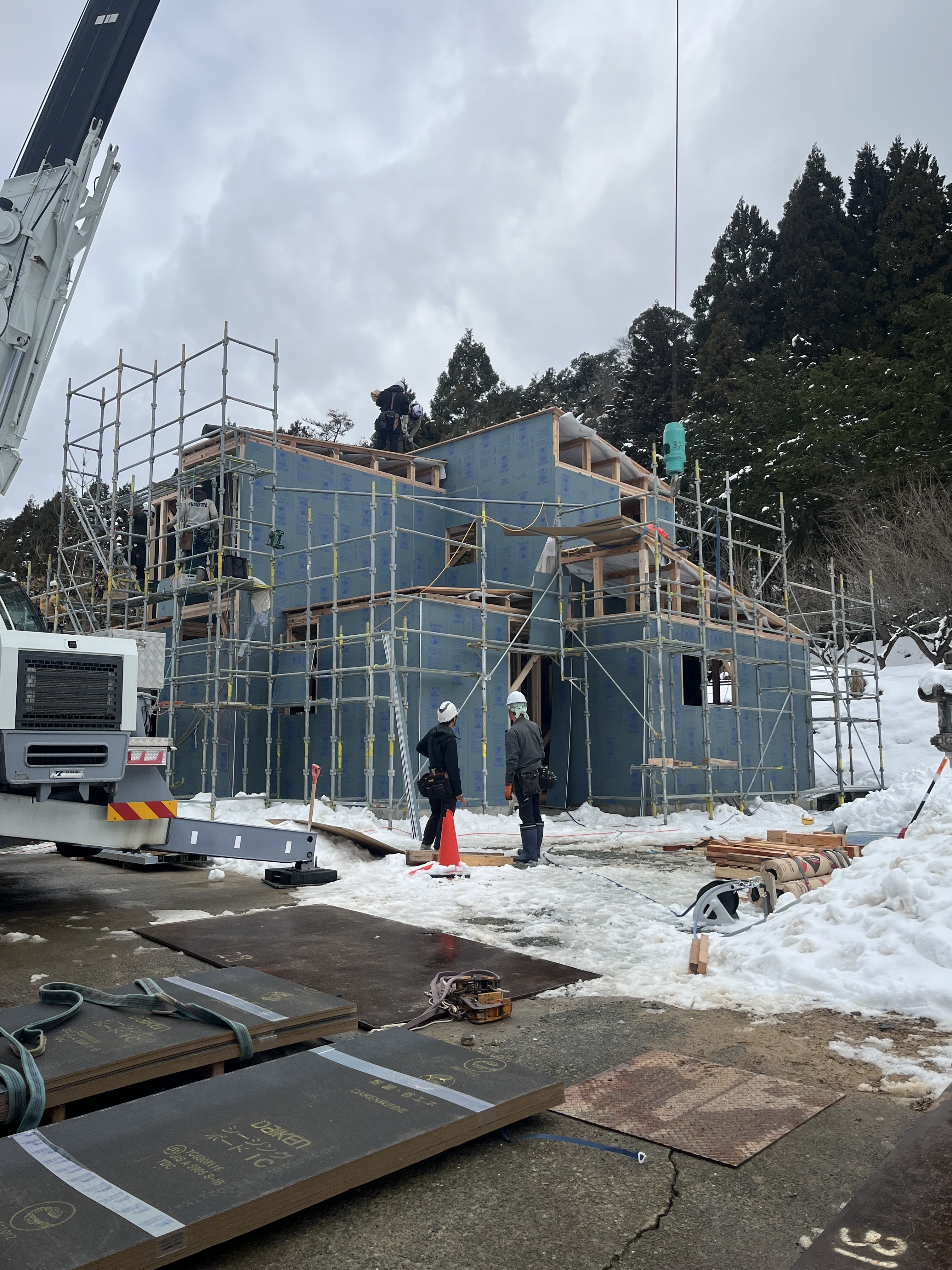 寒波を越えて迎えた上棟式